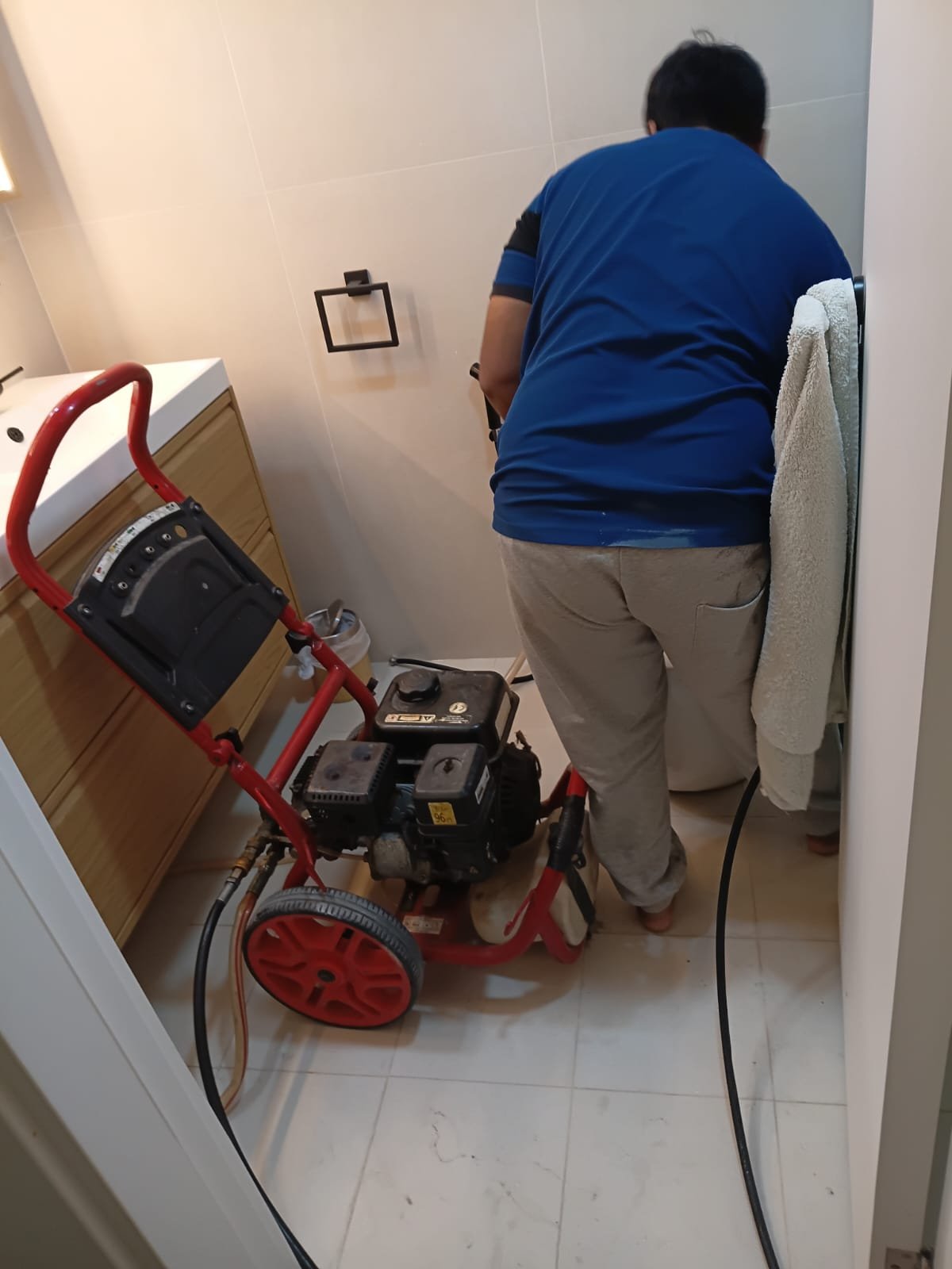 Plumbing repair work in Jumeirah - Slide 1